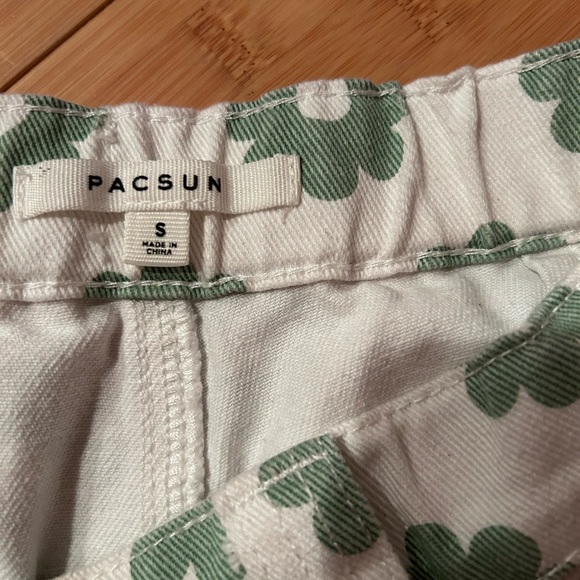 PacSun size small Jean shorts with flower design - Picture 3 of 3